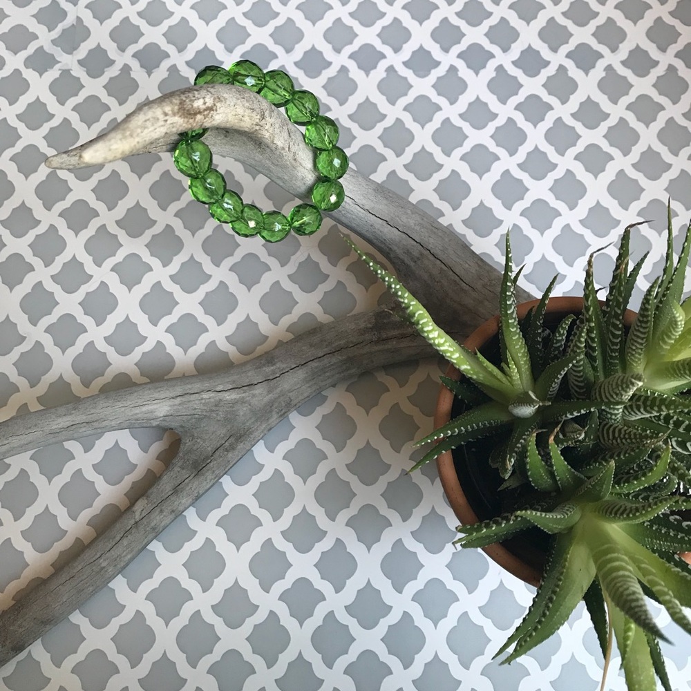 Green bead elastic bracelet